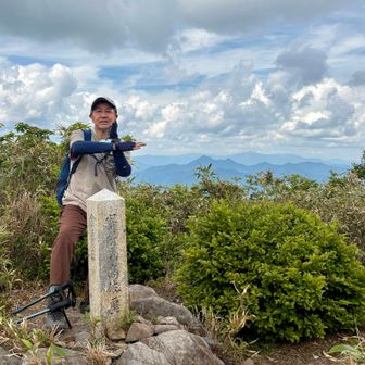 金糞岳サンチョ

借景は奥美濃の槍・蕎麦粒山(そむぎやま)とその奥に能郷白山

顔がかなり茹であがってます🥵