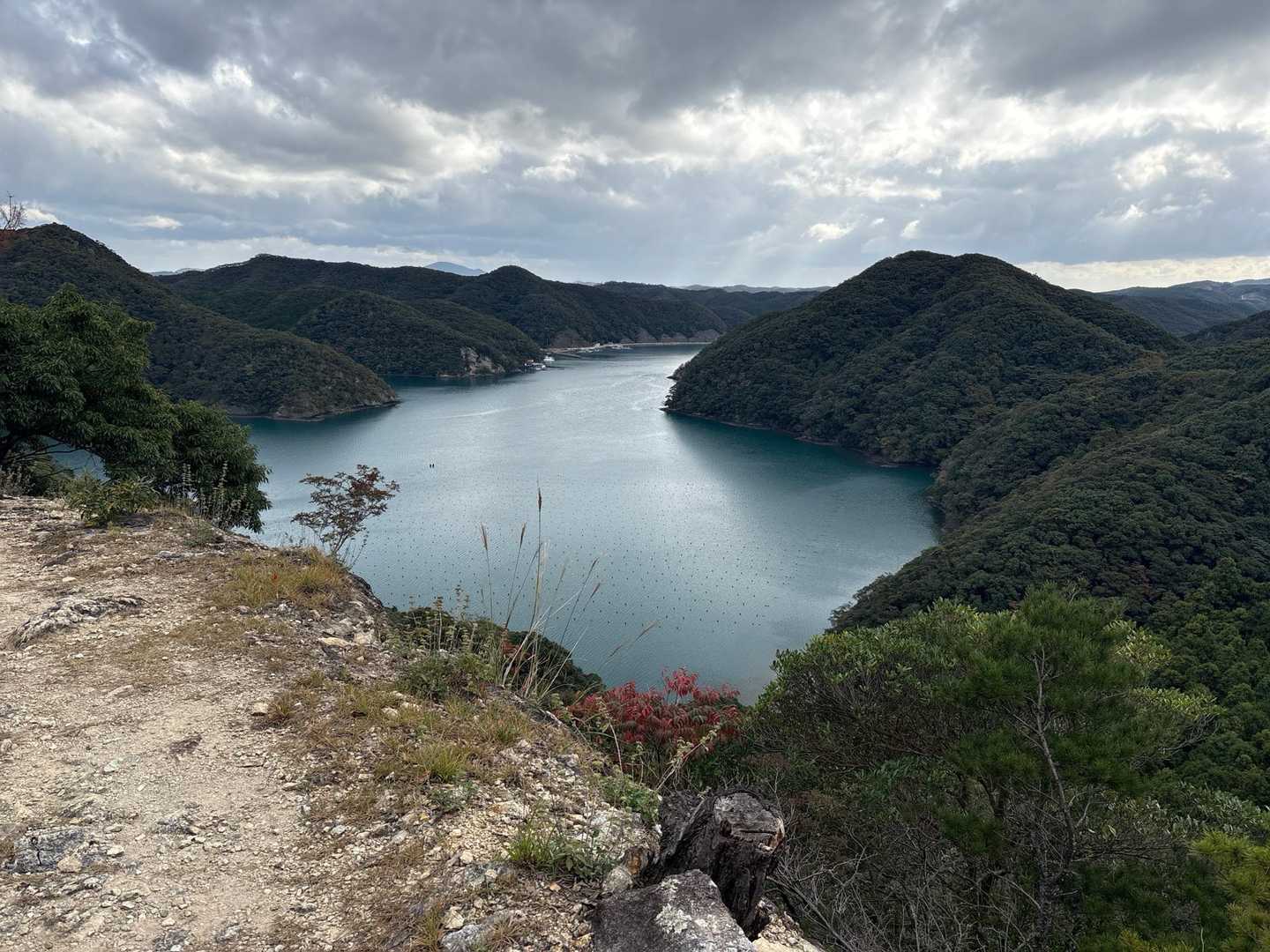現在、使っている登山道は
日露戦争前に軍用道路として築かれたもの
ところどころ石垣で補強され、側溝もあり
広くて緩傾斜で歩きやすい

森の中の登山口から登り詰めて行くと
入りくんだ海岸線が見えて来た
