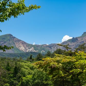 右が降りてきた磐梯山本峰

雄子沢登山口まで5kmほどロード歩き、車が多く歩道なしなのでちょい怖い
