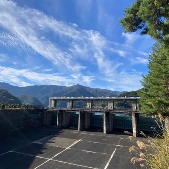 放流口側、奥が奥多摩湖