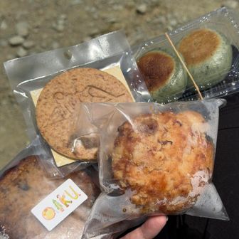 山頂でてくてくさんのお菓子と土小屋テラスの焼き餅をいただきます😋