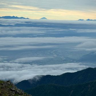 遠く見える八ヶ岳連峰と富士山と南アルプスというなんとも贅沢な一枚。孤峰富士は日本の宝。