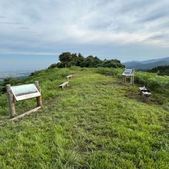 山頂はこんな感じ。
実は戦国時代の山城跡地。

山側海側と2度美味しい、贅沢な山。
