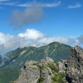 火打山⛰️も見えました😊
明日、登るぞ〜🍀*゜でも…😩

下山時、黒沢池ヒュッテ目の前で、岩場から着地時、右足首を挫いて初めて電気がはしるような痛みで歩くことができなくて😭

何とか黒沢池ヒュッテ🛖までいき、常に持ち歩いてるファーストエイドキット🏥。

湿布、テーピング、痛み止め、炎症を抑える薬等があったので、固定して、痛みに耐えながらも、高谷池ヒュッテ🛖まで、歩きました💊

改めて、万が一の事も想定しているので、本当に持ってて良かったです。
稀にないと思いますが、靴底
ソールはがれた時の為に結束バンドも持ち歩いています😅
