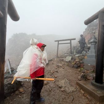 御嶽山では有名な強力の方でした。ここで詳細ルートをアドバイスしてくれた(翌朝5時過ぎ五の池小屋に来てくれました)