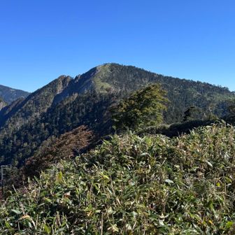 重い荷物はデポして、丸盆岳に向かいます