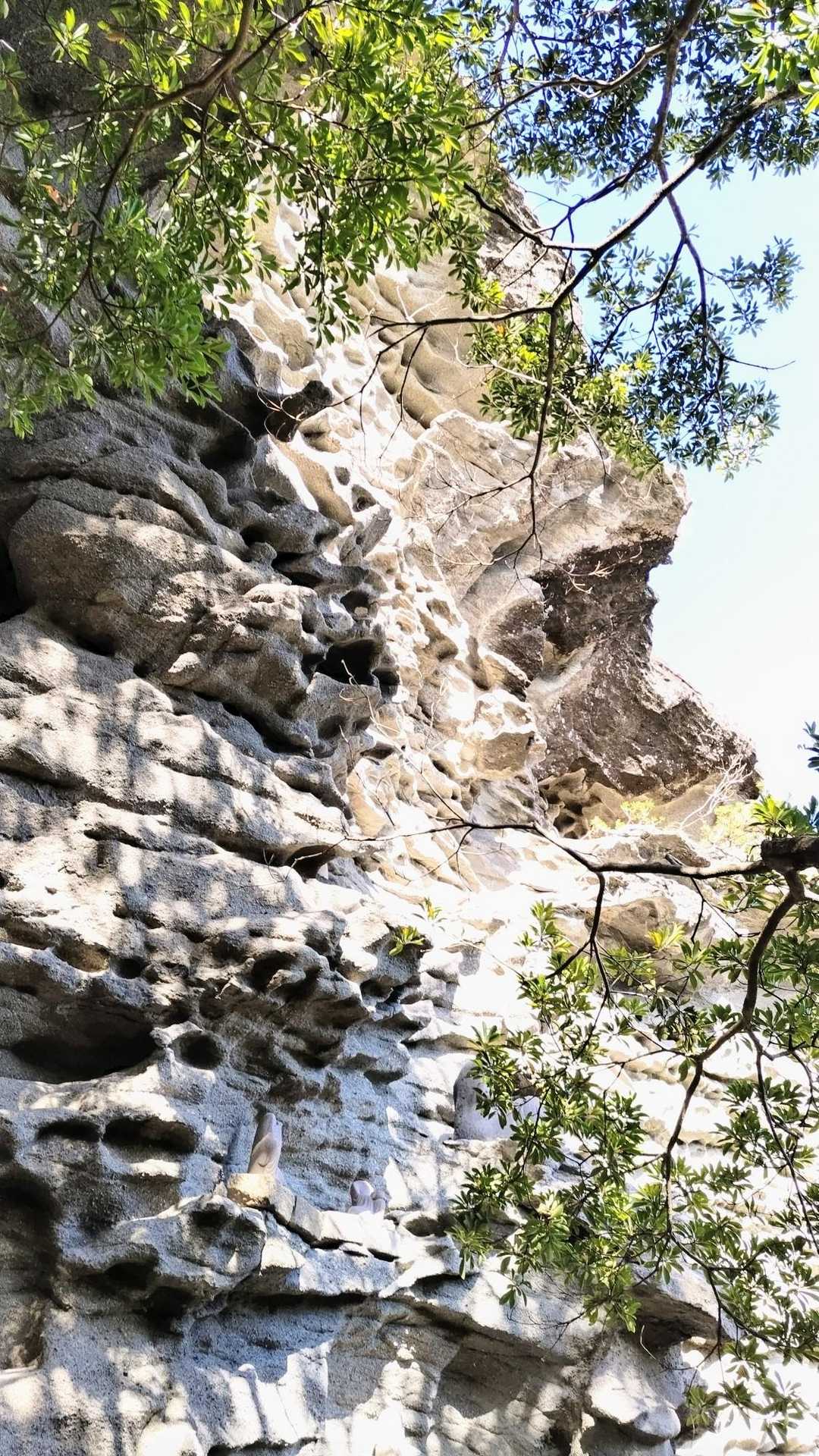 迫ってくるような岩岩を眺め、無事に下山することができました😊
