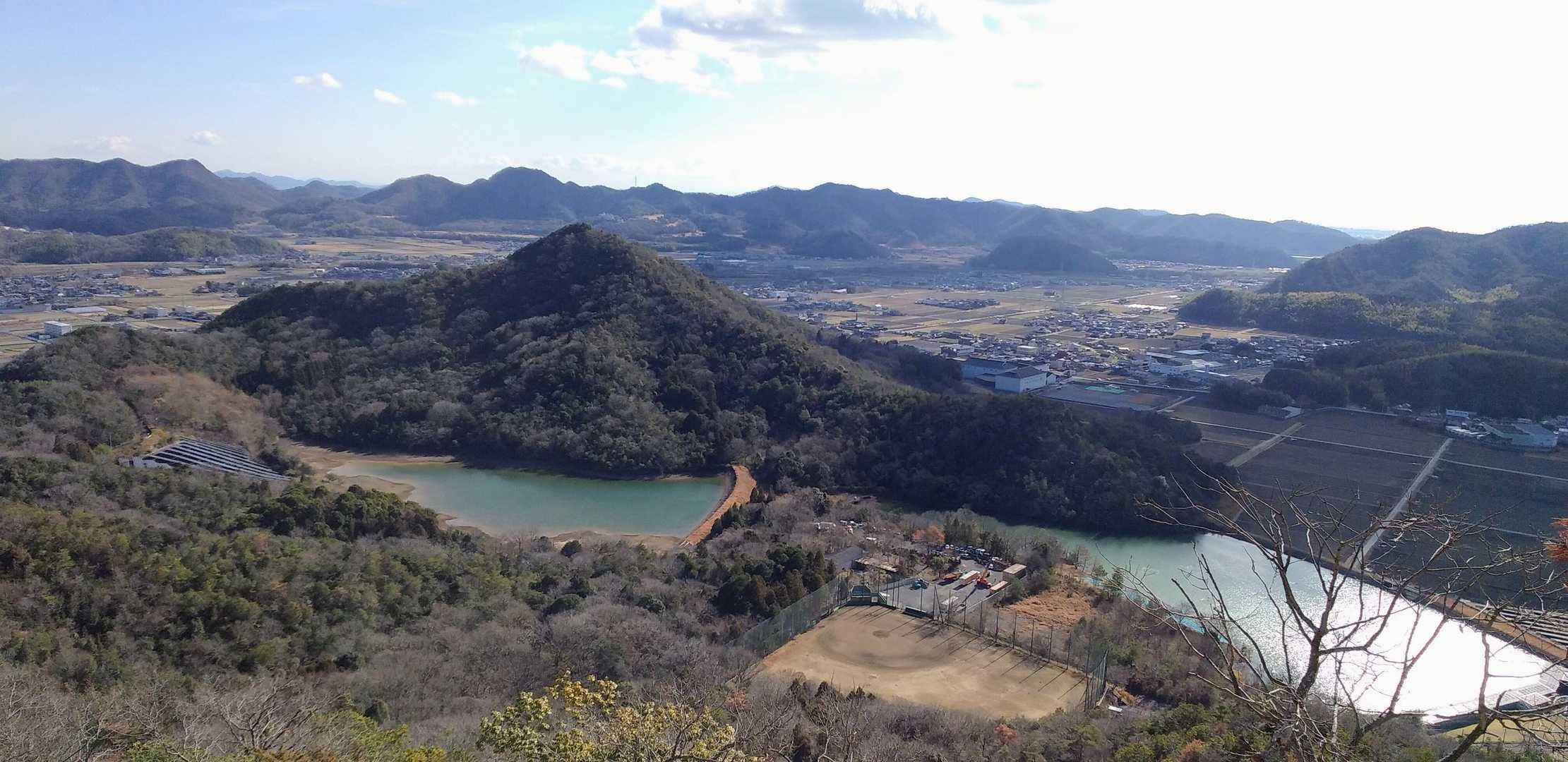 東南方向
愛宕山と奥池、皿池