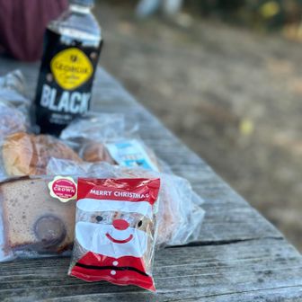 テーブルと椅子があったので
パン＆コーヒーTime😋

ハイカーさんに
京都の抹茶飴とほうじ茶飴をいただき
美味しくパワーチャージ✨
ありがとうございました💕