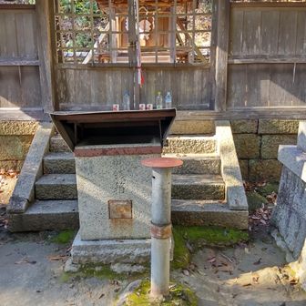 神南備神社です。私はバハイ教徒ですが、神道の二礼二拍手一礼でお詣りします。賽銭100円も入れました。