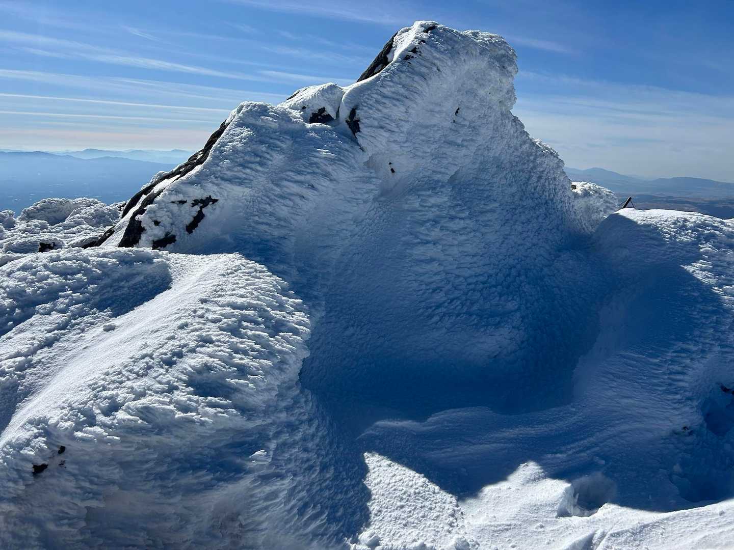この岩は毎年雪だらけ