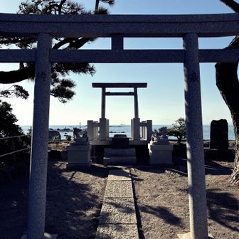 鳥居の先に鳥居。そのさらに先に海上鳥居。素敵です。