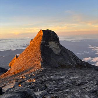正面に見えるピークも見事