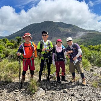 向かって左から国分・人吉・宮崎・霧島
のメンバーさん
人吉のリーダーさんはマラソンも現役でされているとのこと。
宮崎の方は現役のツアーガイドさんでした。
みなさん日本アルプスの経験豊富なベテランハイカーさんばかり
今日はトレーニングで15キロ近く歩かれたとのこと。陰でみなさん努力されているんだなぁと。
記念に写真撮らせていただきました🙏🤗
