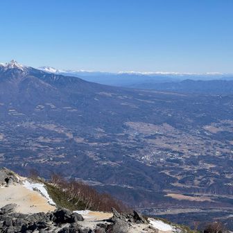 北東には八ヶ岳の赤岳の右にガトーショコラの浅間山、その右に一直線に連なって見える真っ白な峰々は先日登った谷川岳を含む上越国境の山々です🏔️