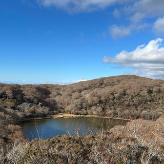 八丁池の奥に目を凝らすと富士山。