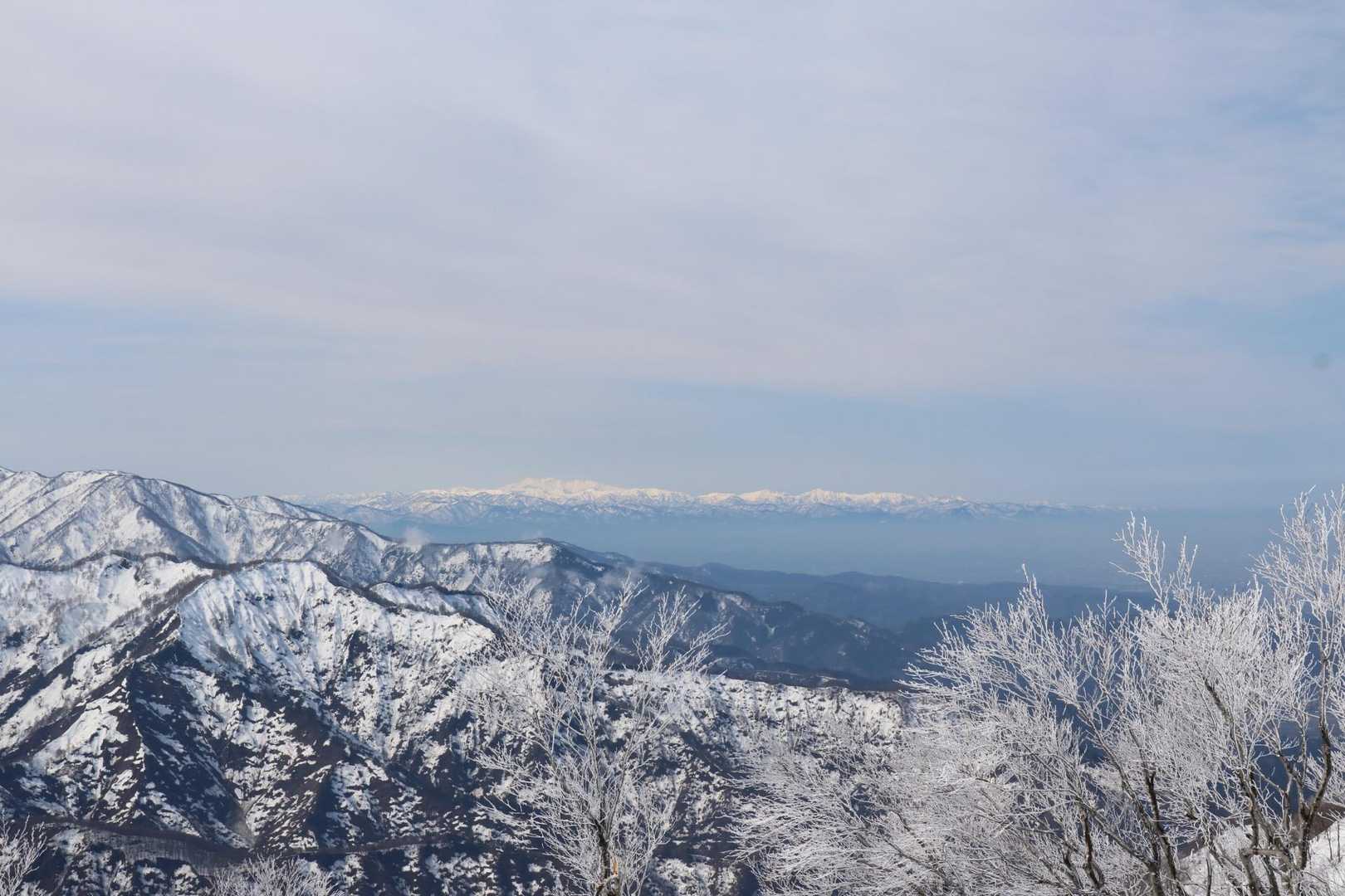 遠くに白山