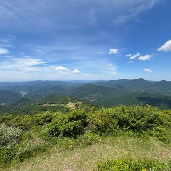 西側の山並み。この辺は全く登ったことない未知の領域やなぁ。