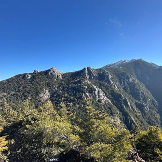 鷹見岩から　歩いた尾根🙄良い眺め