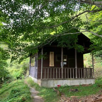 登山開始２時間、ほこら小屋到着。