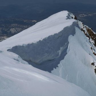 永山岳かな
雪庇の張り出しスゴイ