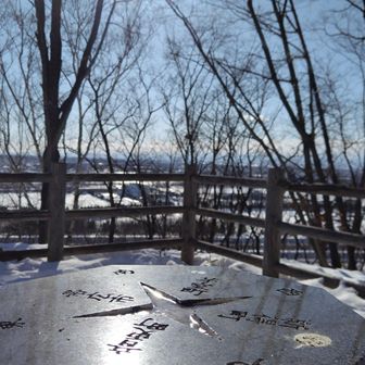 南端の展望台に到着🙌
帯広市内や周辺の町は雲一つない快晴ですが…
日勝峠周辺のお山や然別湖周辺のお山はガスの中😶‍🌫️💦
