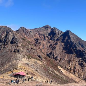 朝日岳と手前の峰の茶屋避難小屋