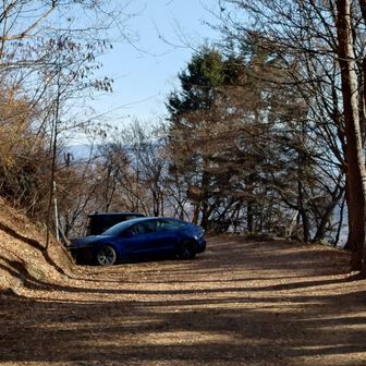 矢立石登山口の駐車場には、９時前で数台の車が停まっていました。