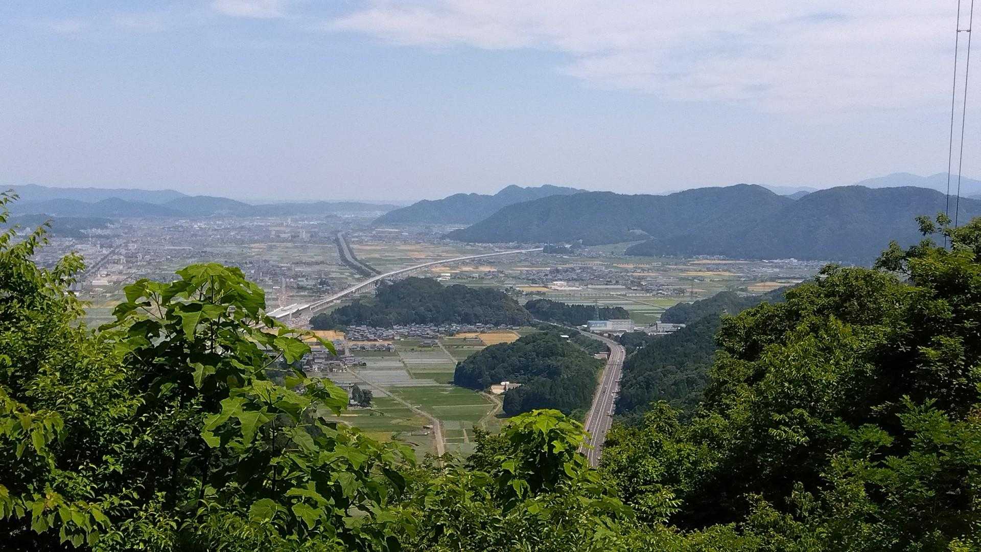 高速と新幹線が交差しているのが見える