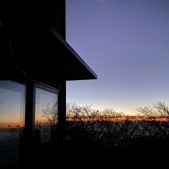 窓に反射していい感じ