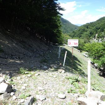 これから飽きてしまうであろう長い帰りの管理道路、車に戻ったら行き交うダンプ等の砂埃まみれになっていた。無事の下山に感謝。