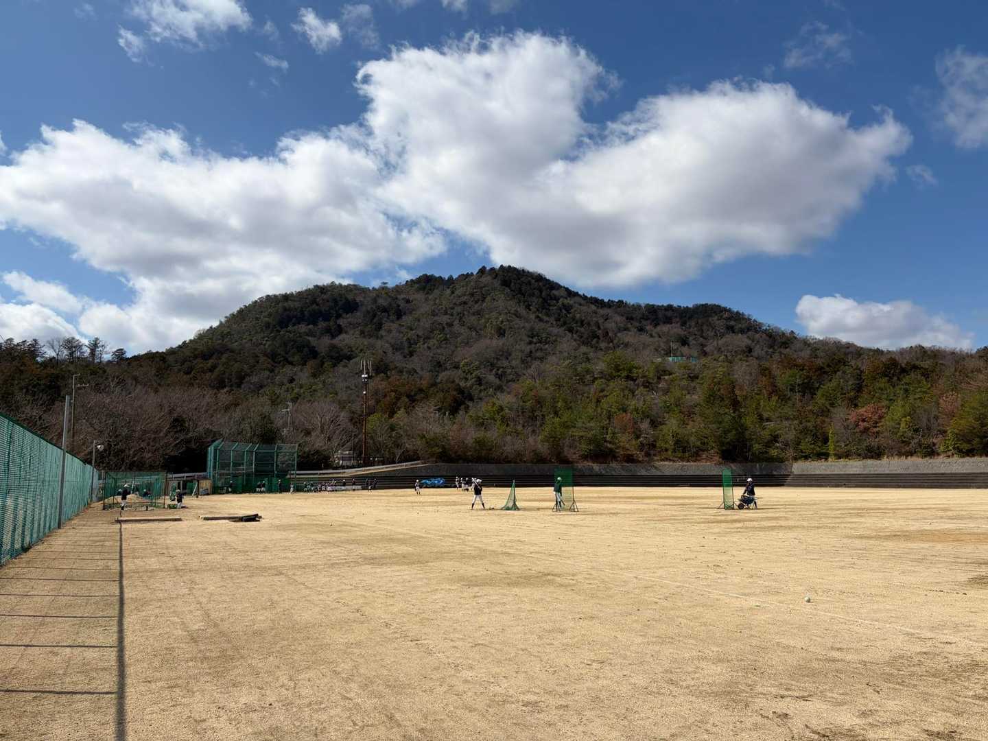 地元の少年野球チームであろうか、グラウンド脇を通るときに礼儀正しく挨拶してくれた。とても気持ちの良い少年たちであった。

山椒は小粒でもぴりりと辛い
ではないが、甲西富士、山の魅力がぎっしりと詰まった、良きお山であった。