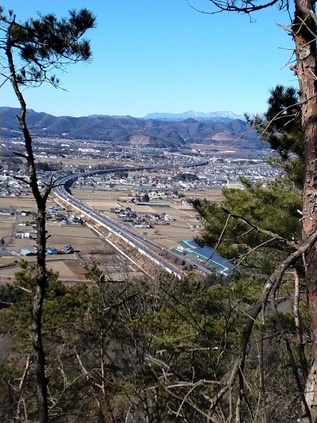 北関東自動車道の上を歩きます