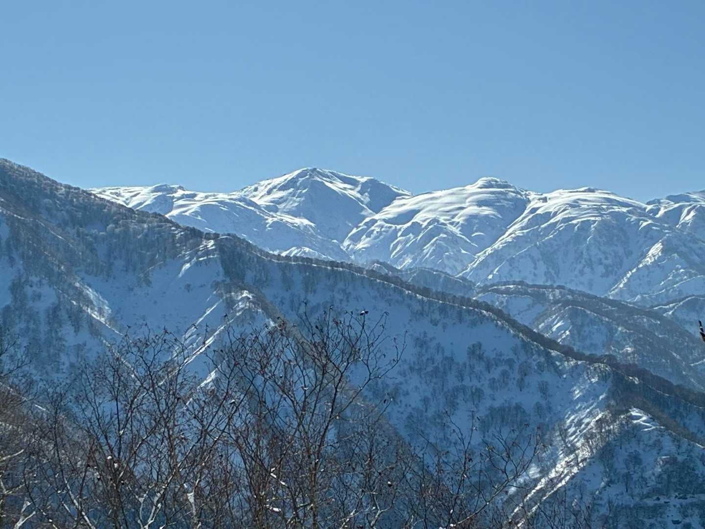 朝日岳大きくて迫力。右は雪倉