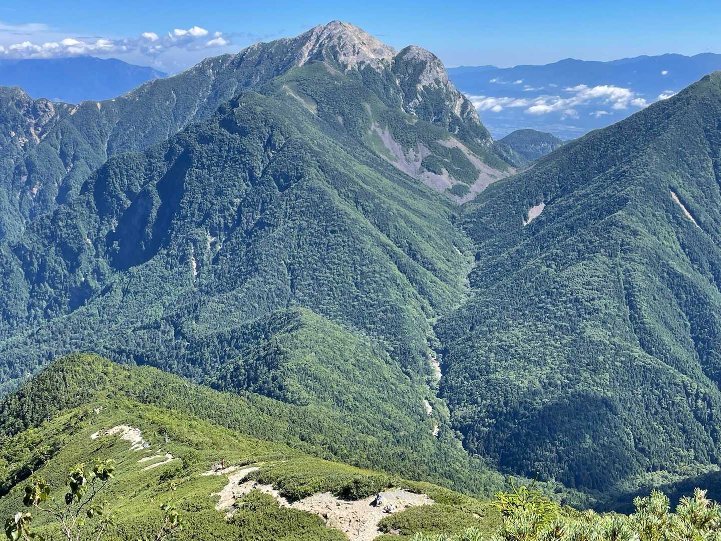 甲斐駒ヶ岳✨下の谷間に北沢峠のテント場が見えるよと教えてくれました。あの辺りまで降りるのでした🥾