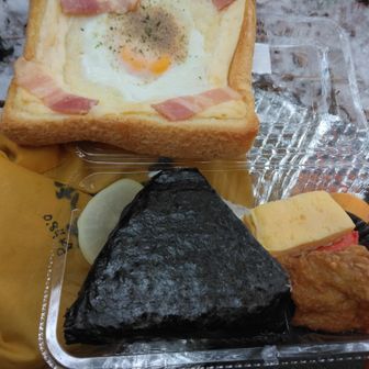 昼餉　今日のおむすび弁当はデ・リー✖、パンは〇