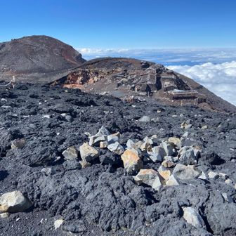 成就岳から白山岳、久須志岳と手前に山小屋
開山すると鳥居と賽銭箱