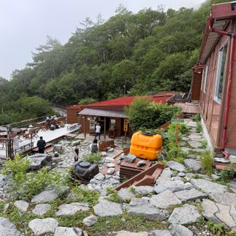 何とか無傷で岳沢小屋到着