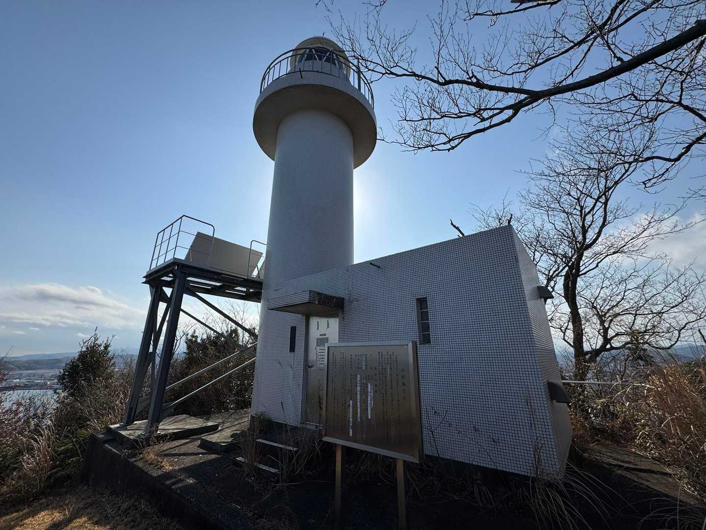 灯台の前を通って下山します