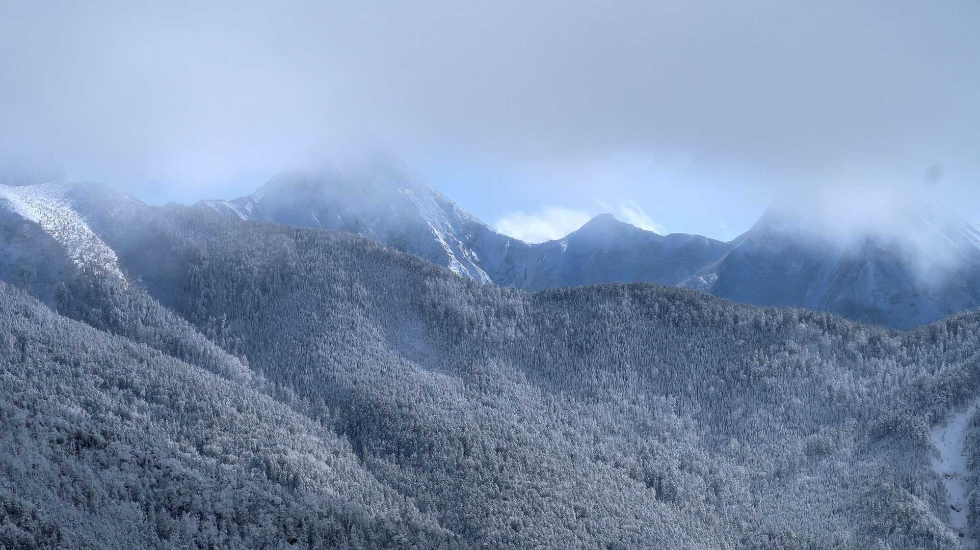 下山中も赤岳が見え隠れ