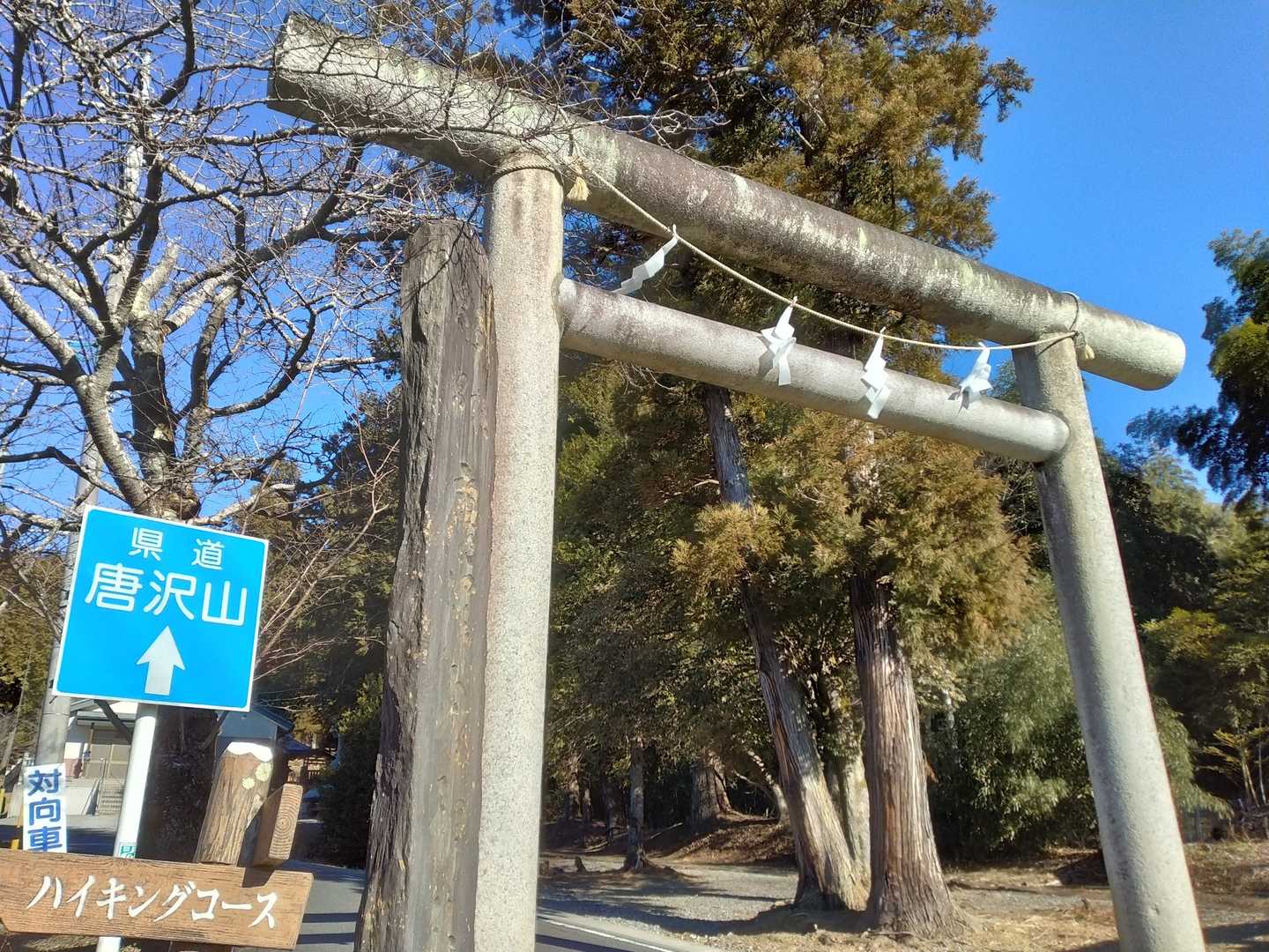 露垂根（つゆしね）神社脇のポケットパーク🅿からスタート　🚻あります