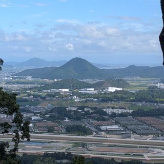 子鶏冠山からの景色　競馬場のトラックと三上山がスッキリと見える