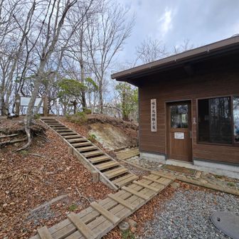 頂上手前の避難小屋。
トイレもあります。