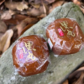 今日のおやつは、おおさかや蔵はちの黒糖饅頭「黒丸」。
黒糖が香ばしくて、餡も生地もしっとりしていて、めちゃおいしい。
賞味期限が短いのが難点で、日が経つとパサついちゃうから、できたら買った翌日までに食べてください。

〇おおさかや蔵はち
西条市神拝甲145−1
電話：0897-53-0098
9:30～18:00営業
水曜定休
https://www.kurahachi.co.jp/