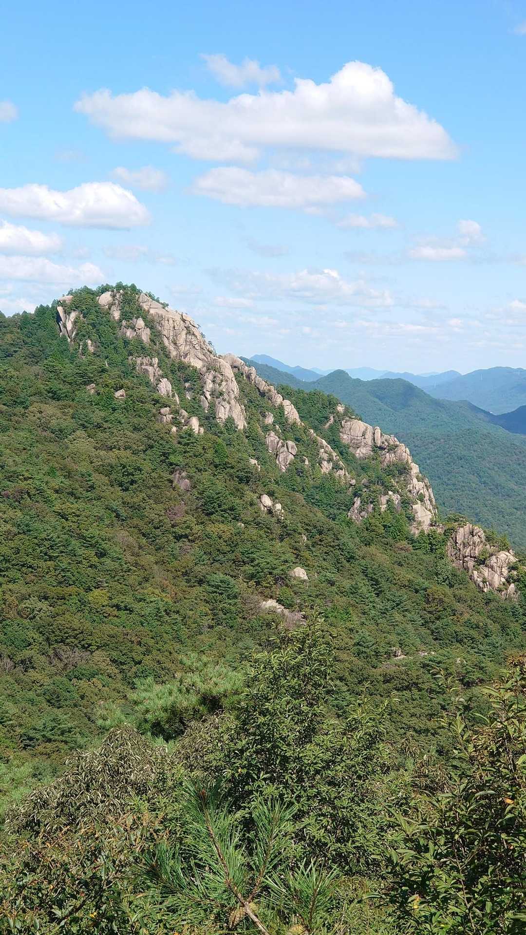 瓦小屋山手前で、三倉岳方面、唯一？の展望ポイント