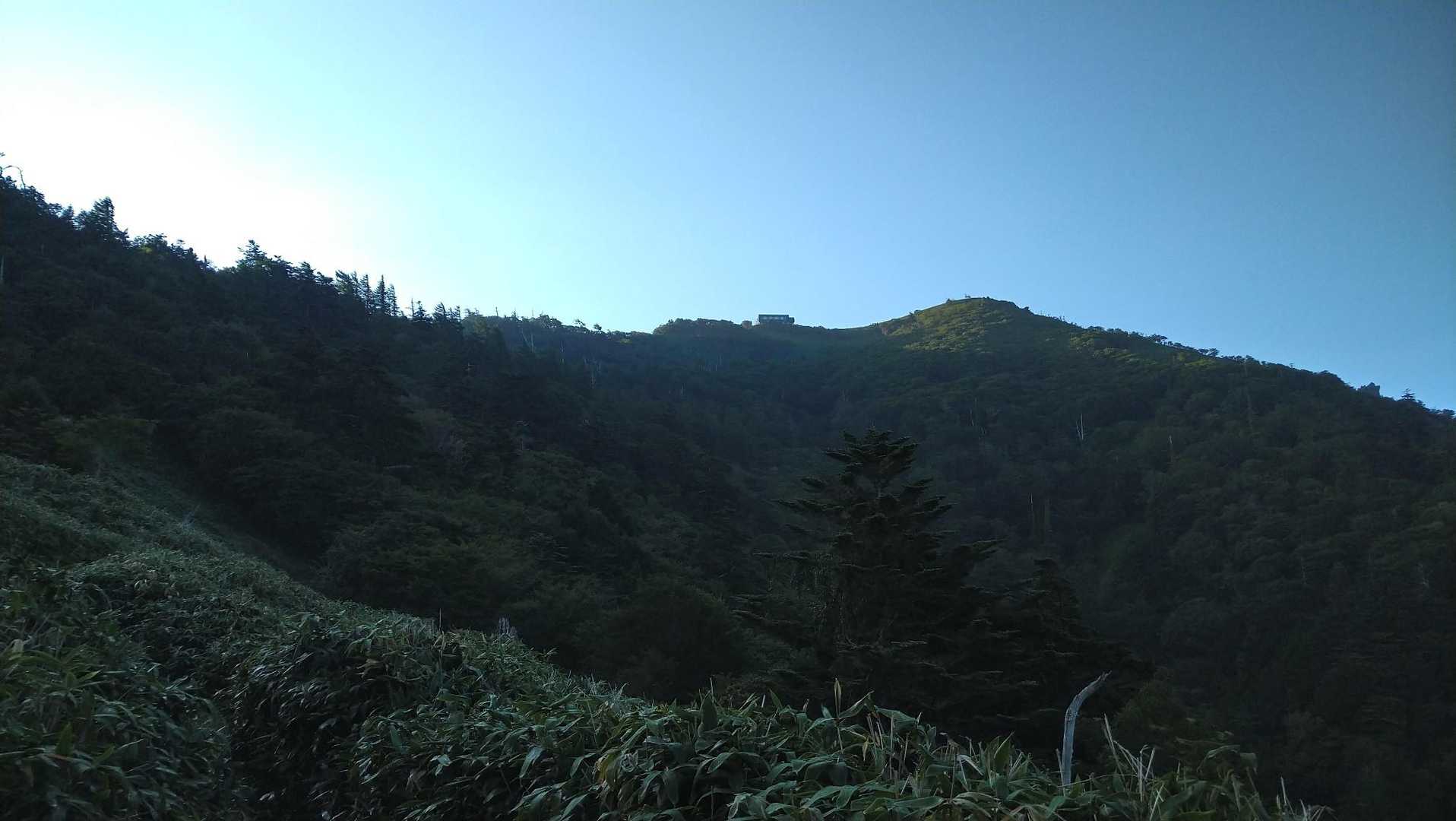 これから向かうヒュッテも見えてますね