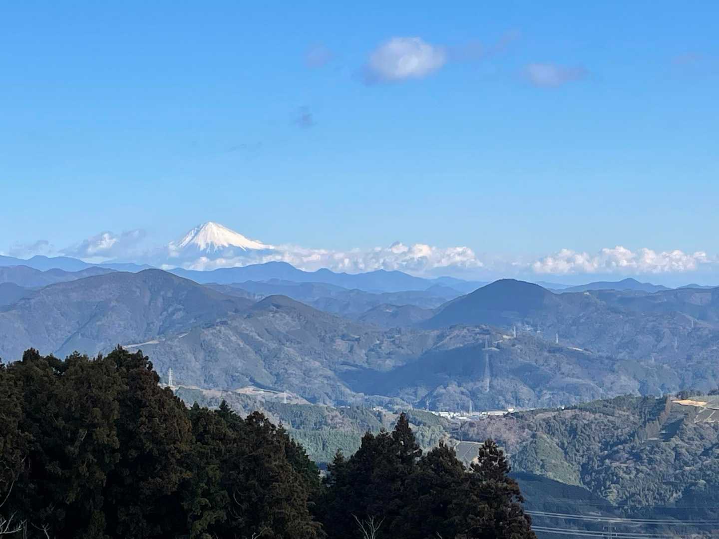 テラスより
富士山🗻の雪☃️増えた〜
冬の富士山はこうでなくては！

