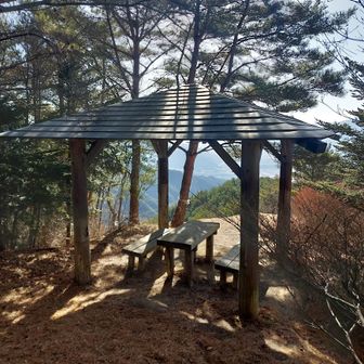 山頂の少し下に東屋を発見