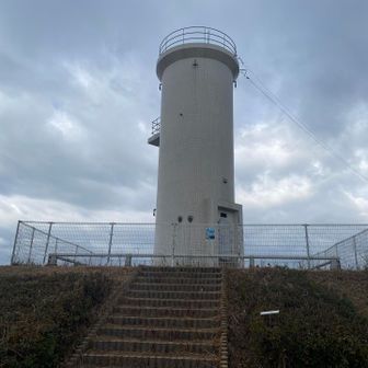 灯台完備。
灯台眺めてたら雨が降ってきました。
急いで東屋へ避難。