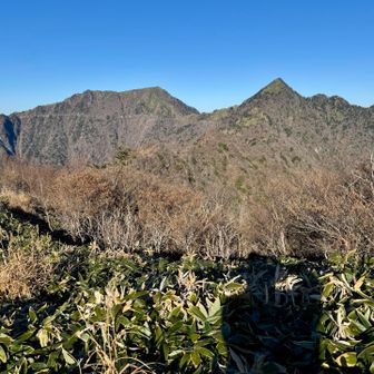 右側の三角形の山が西黒森です。遠くからみたらかなり尖ってました